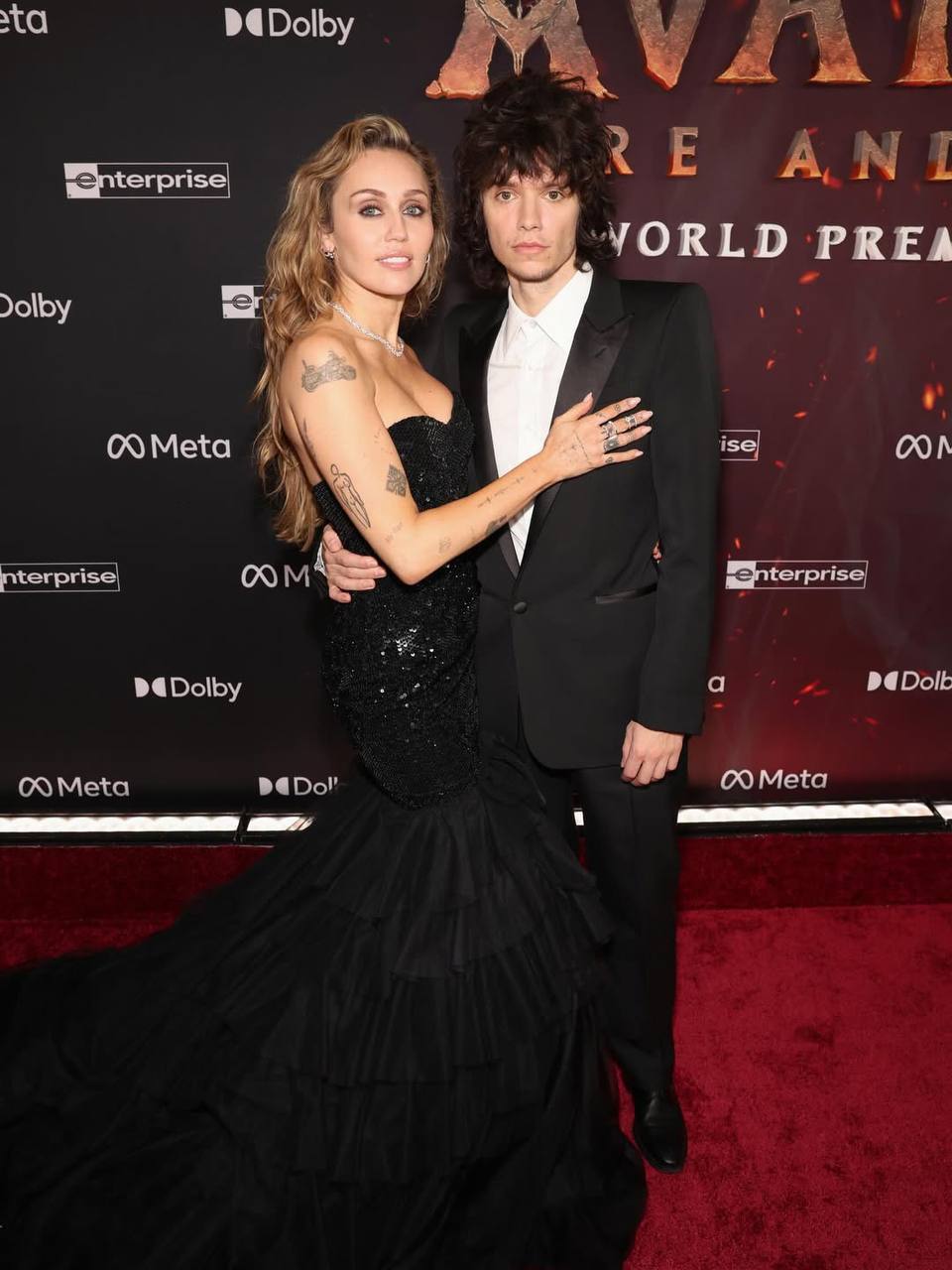 Майли Сайрус похвасталась внушительным обручальным колечком